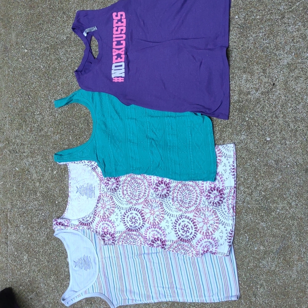 🦋🏵️🦋4 Tank Tops Different Brands Size L